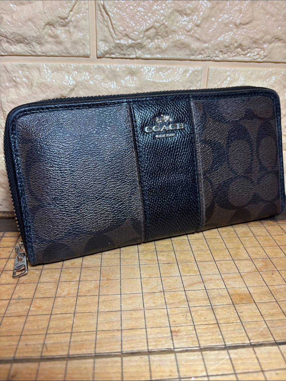 Coach Black Brown Stripe Signature C Full Length Zip Wallet Gold Logo 8”Lx4”H